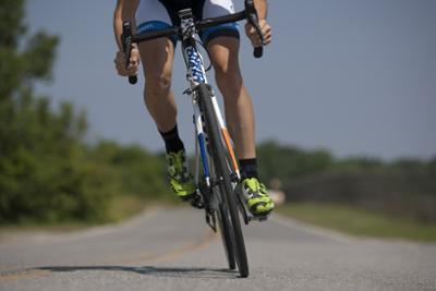 Persona haciendo ciclismo