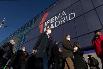 Personas en la entrada del pabellón de IFEMA Madrid.
