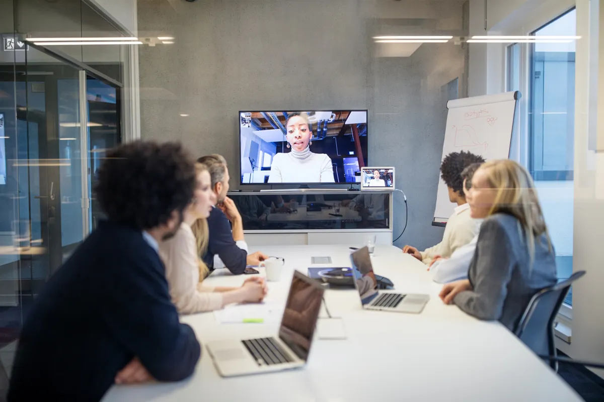 Personas hablando en una oficina