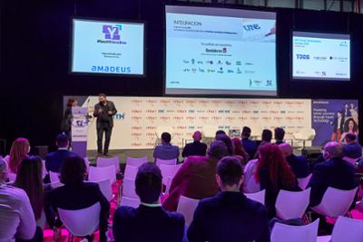 Personas hablando con un robot en FITUR
