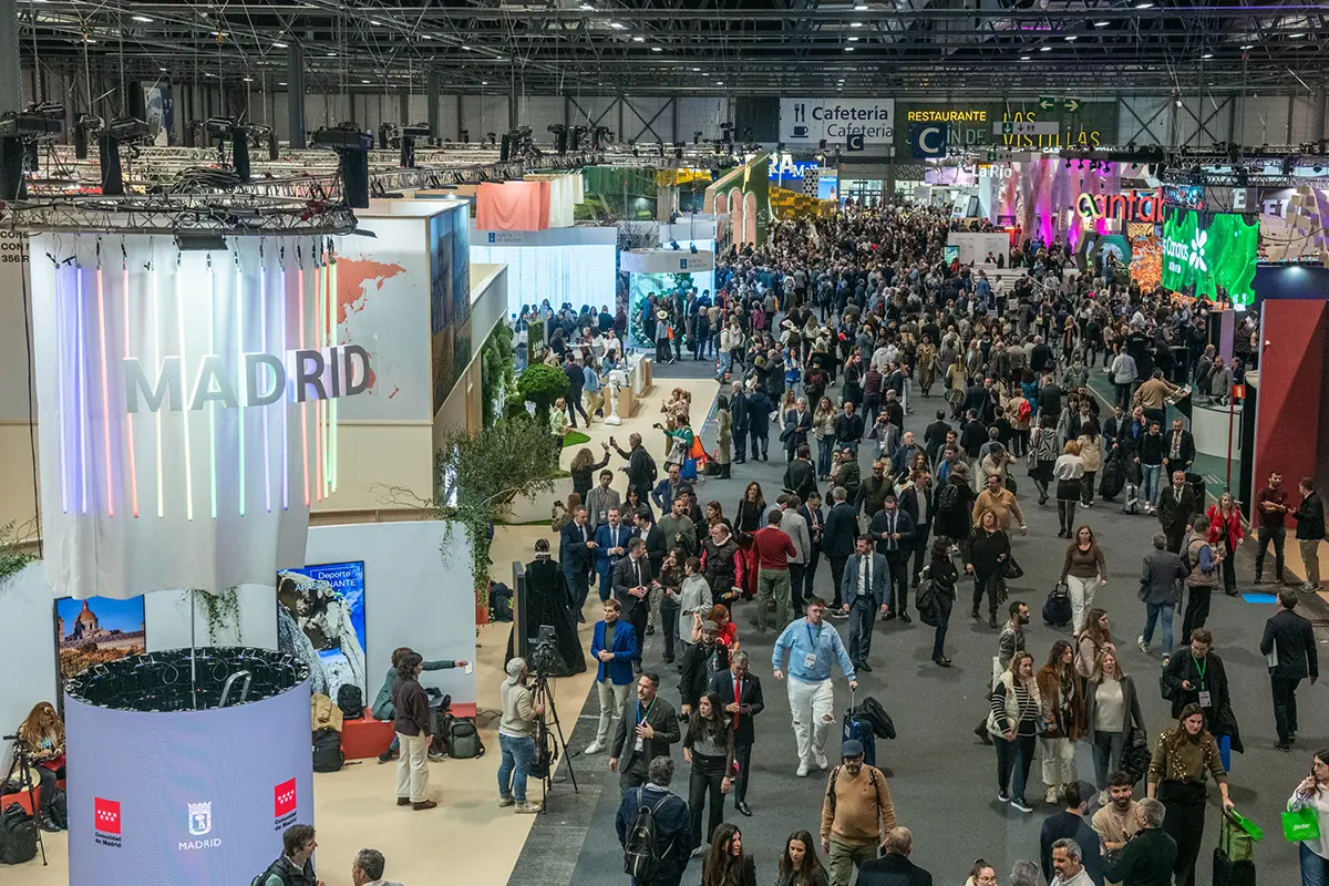 Personas en pabellones en la feria de FITUR