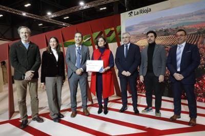 Representantes del stand de La Rioja en FITUR 2023