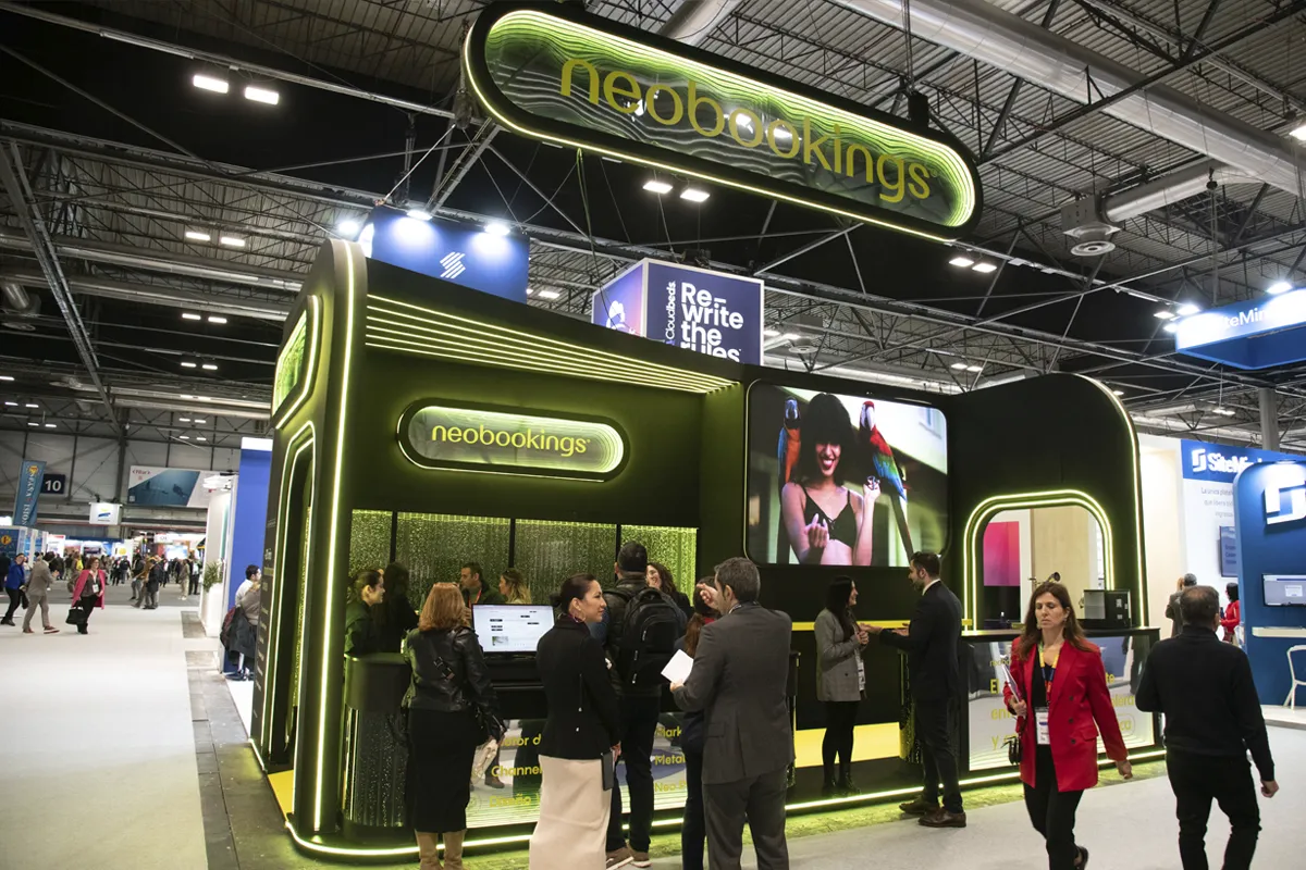 stand con diseño futurístico