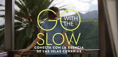 Una turista contemplando la naturaleza y el lema 'Go with the slow'