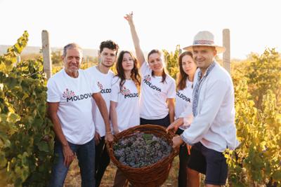 Turistas experimentando el enoturismo en Moldavia.