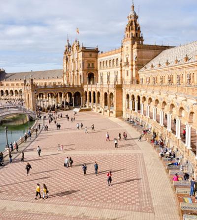 Turistas en la Plaza de España de Sevilla.
