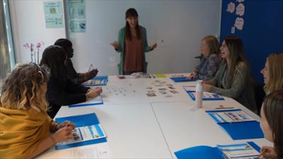 Varios alumnos en una clase de idiomas