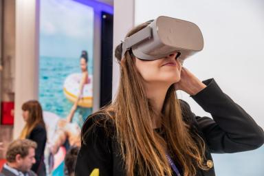 VISITANTE FIITUR CON CAMARA VR