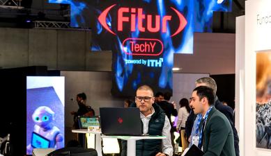 Visitantes en un stand de FiturTechy