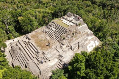 vista aerea de una pirámeda azteca en mitad del bosque rodeada de árboles Mexico Fitur 2026
