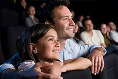 padre con hija en el cine