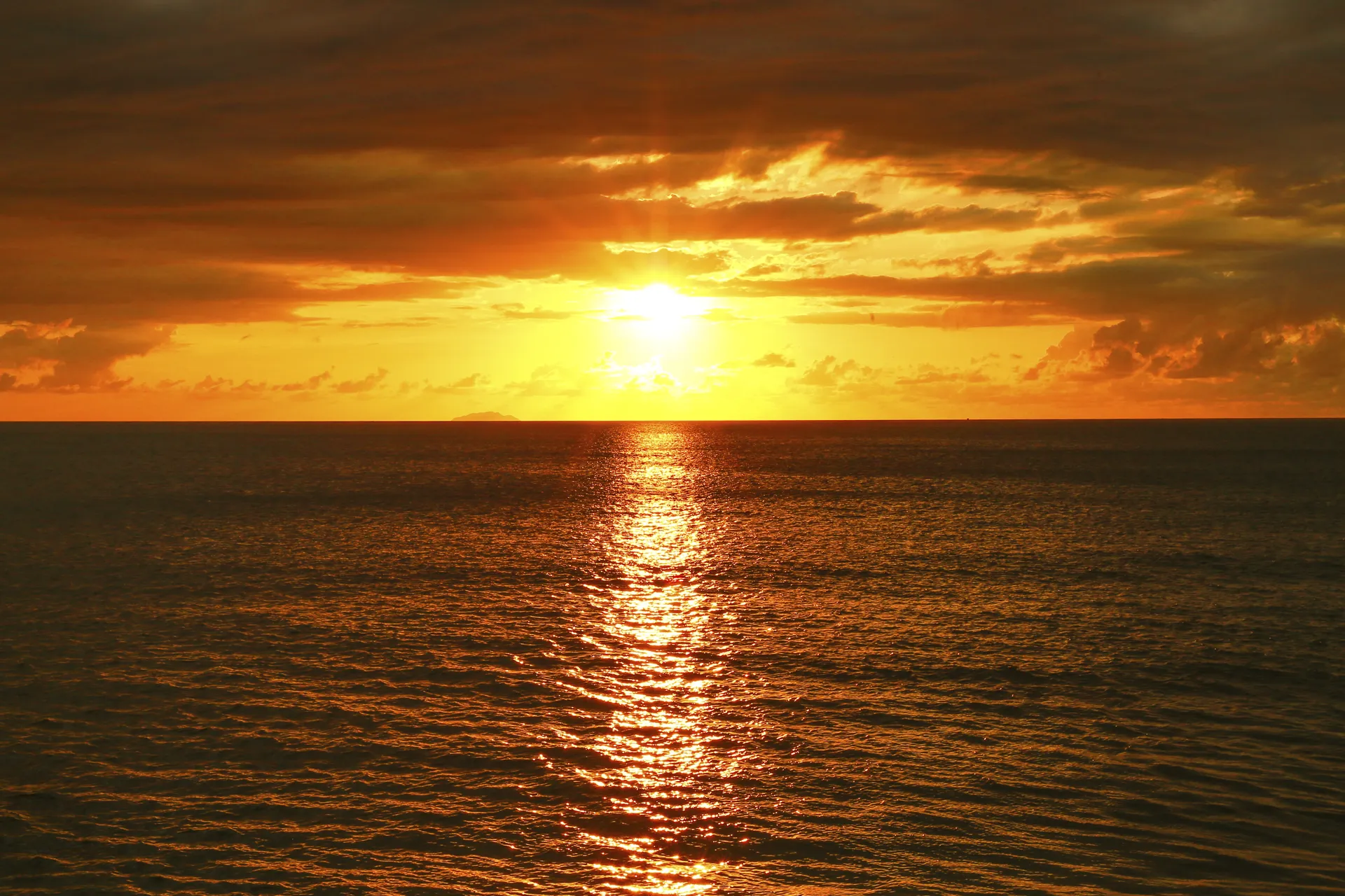 atardecer junto al mar