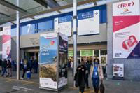Exterior del pabellón con carteles publicitarios.