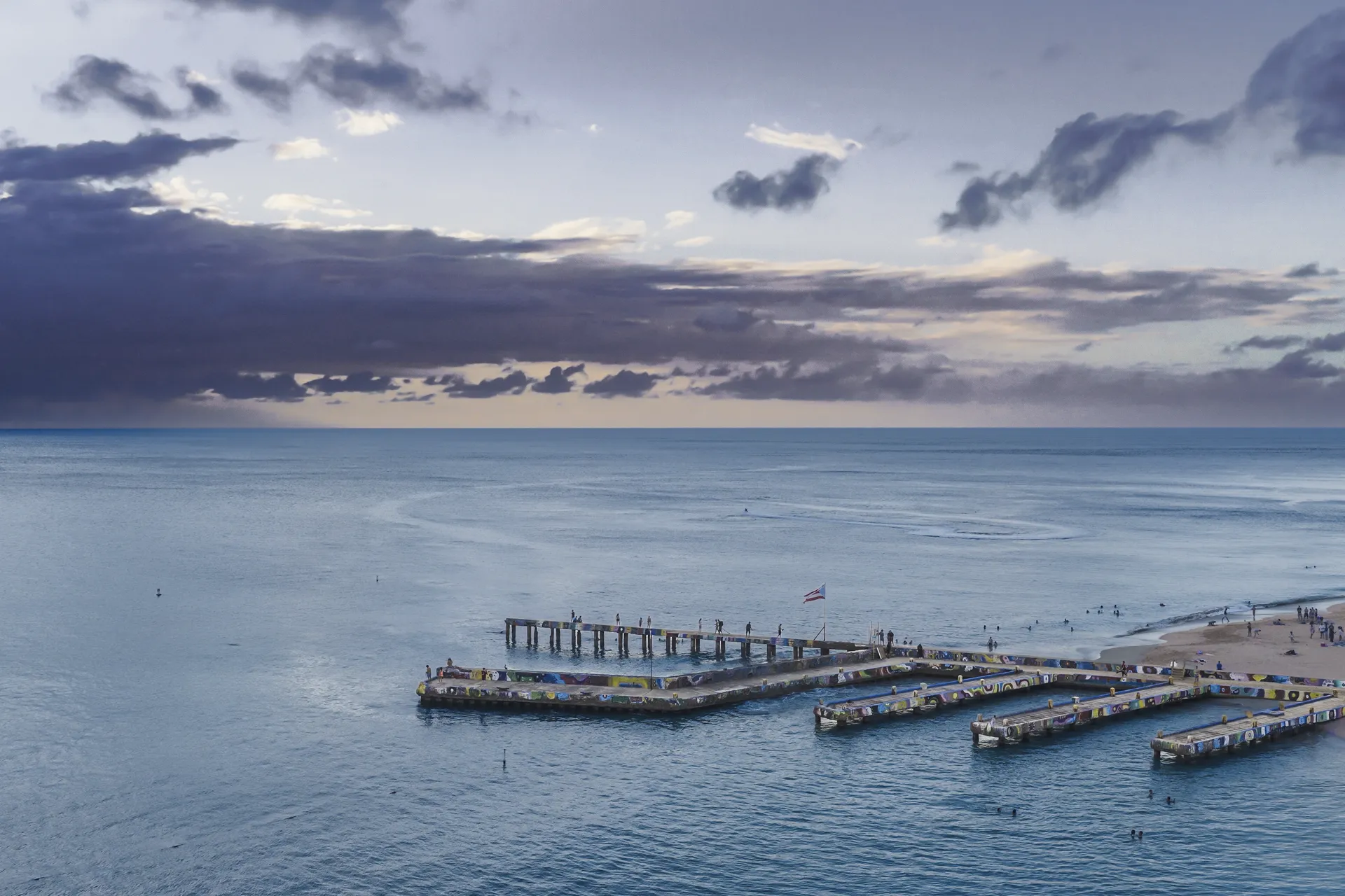 muelle en la playa visto desde arriba - socio Fitur 2027