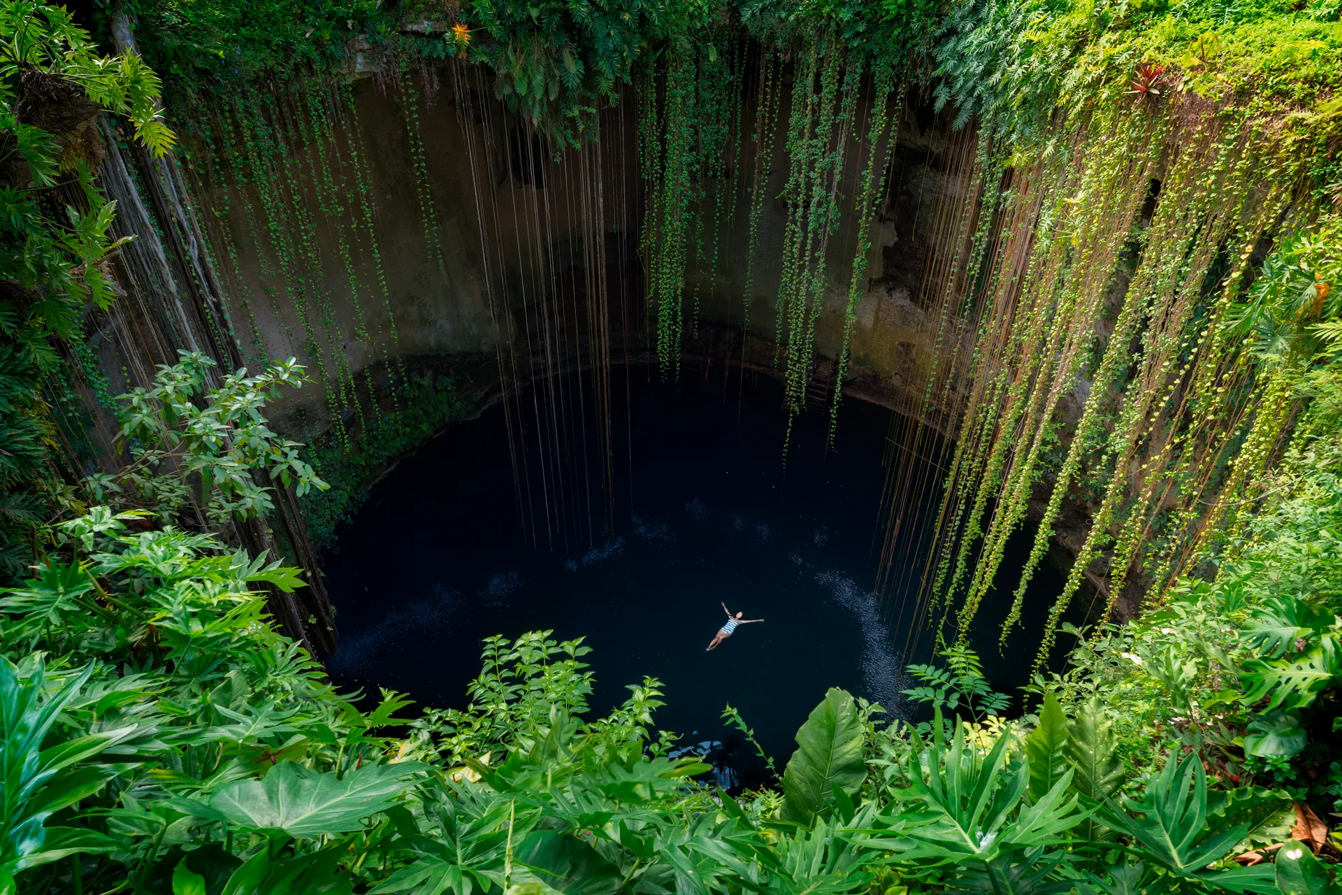 mujer dándose un baño al fondo de un cenote en Méjico Fitur 2026