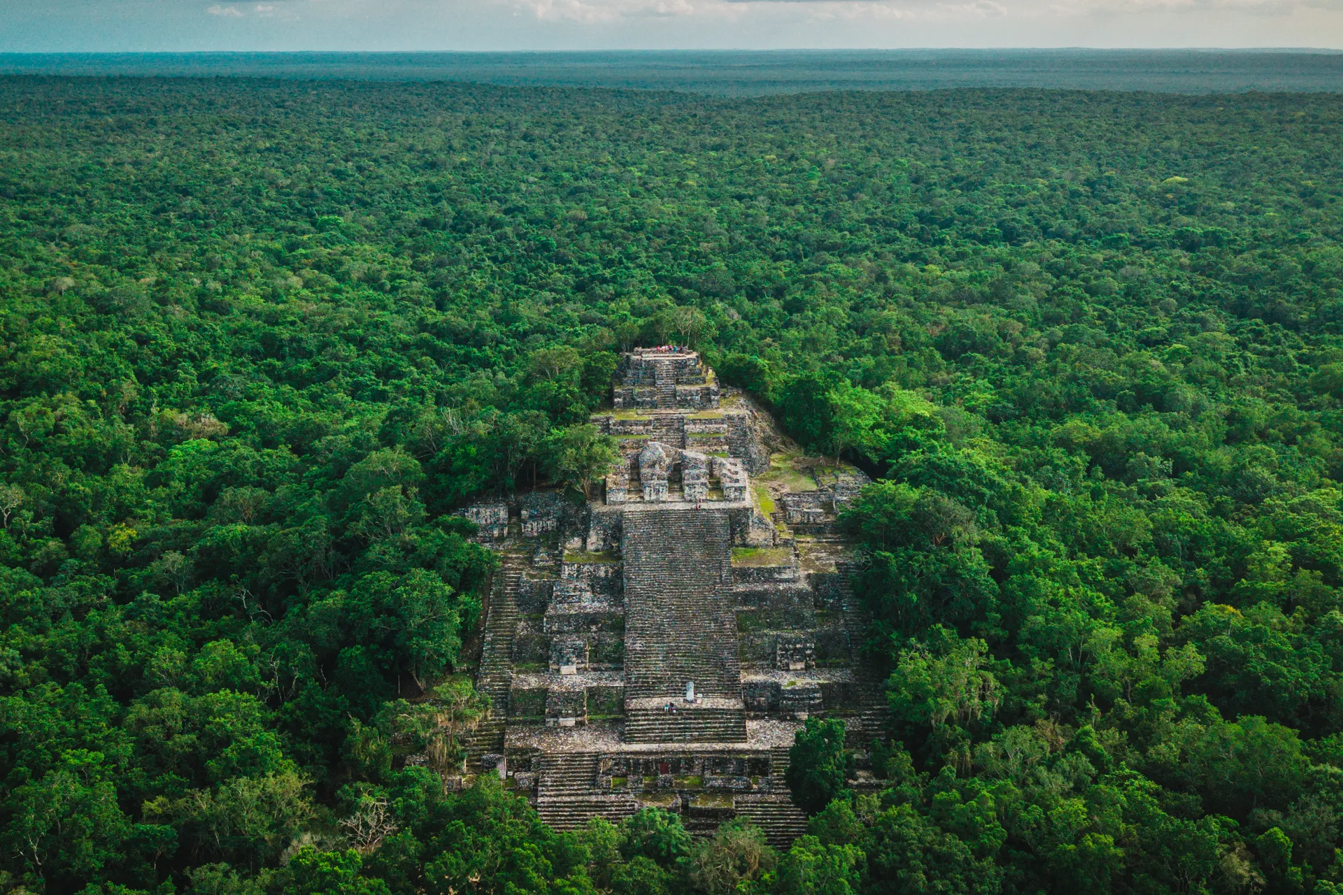 Pirámide azteca en mitad de la selva Socio Fitur 2026