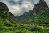 Tren pasando por mitad de montañas y selva Mexico Fitur 2026