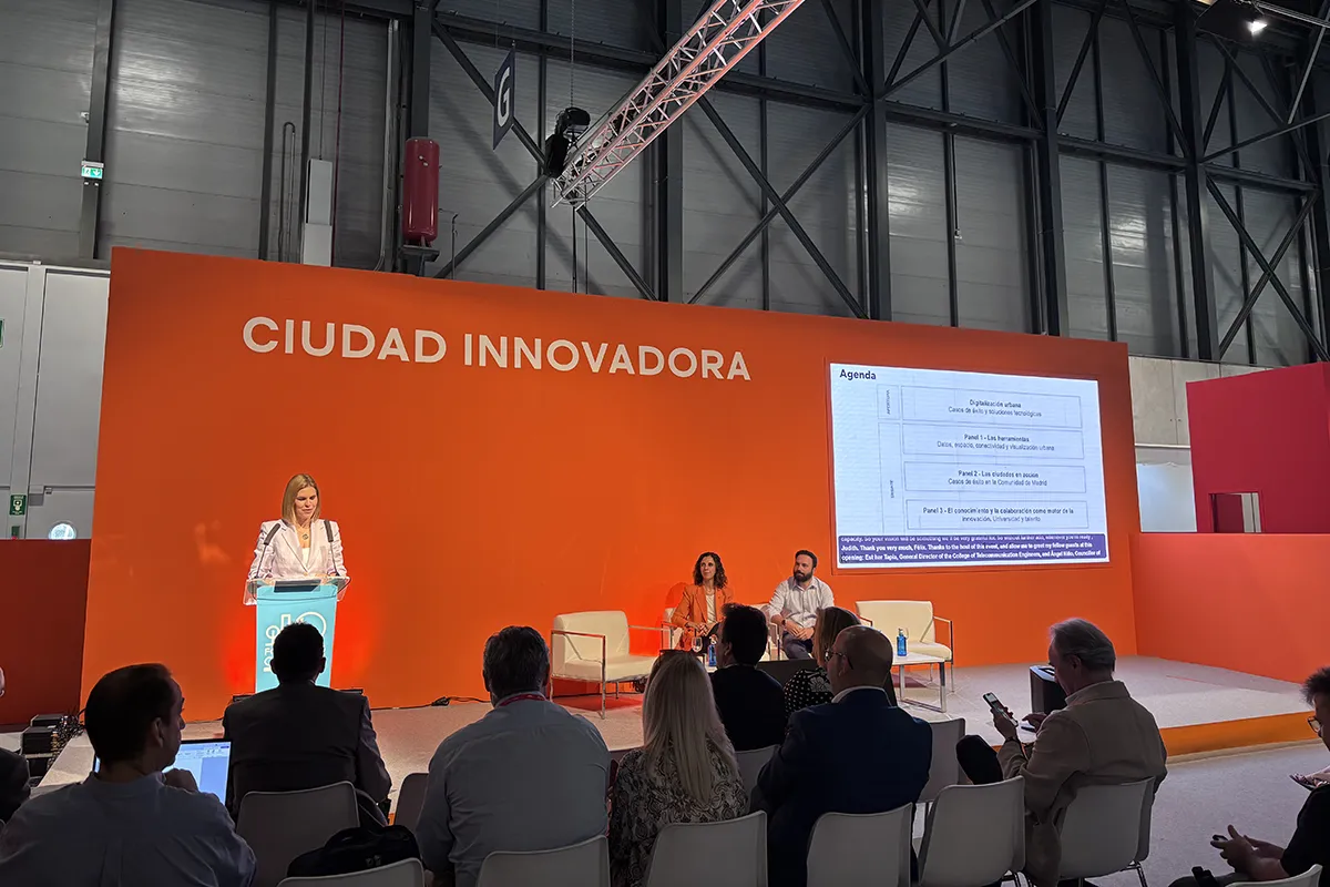 Woman giving a talk at Cuidad Innovadora