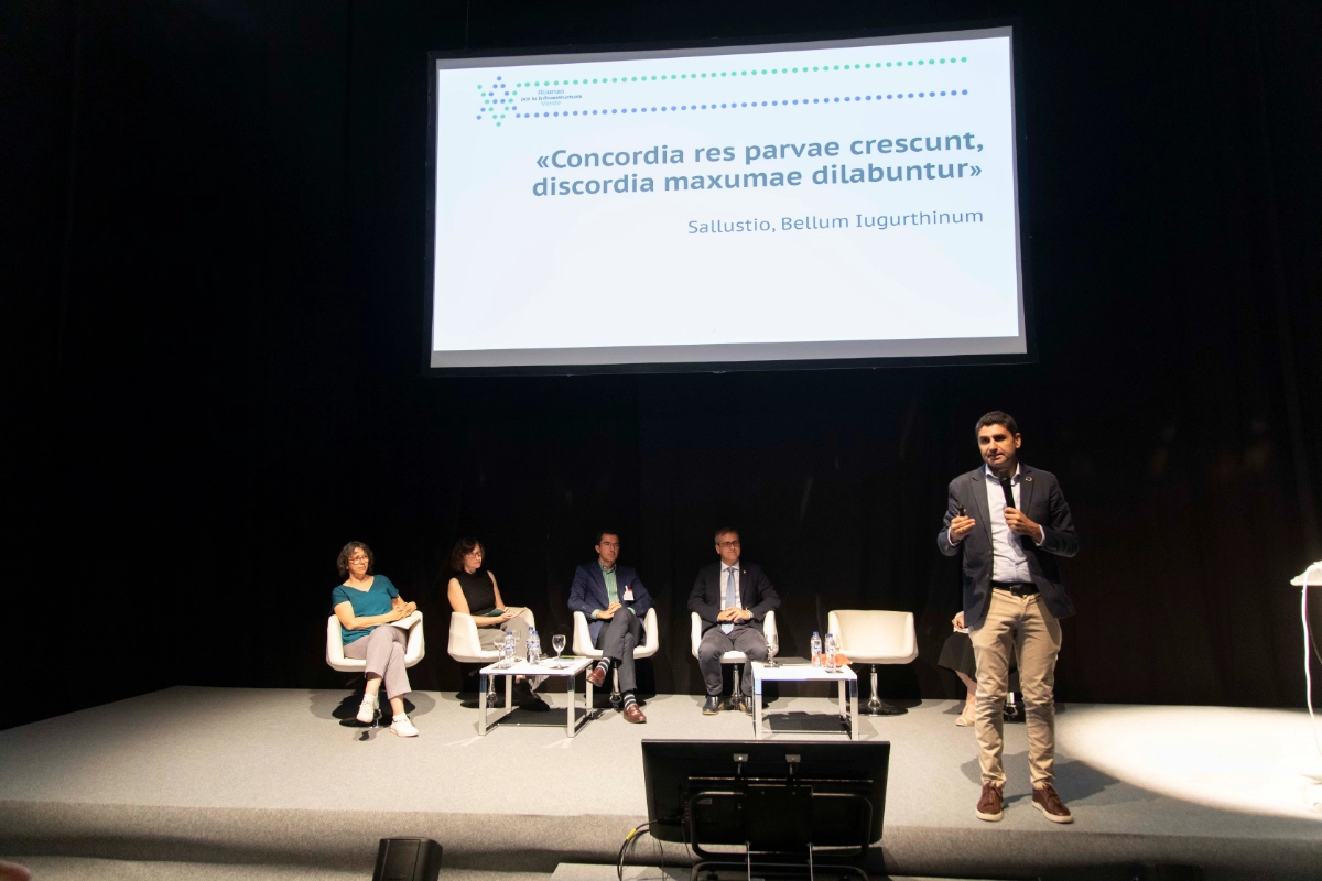 Sala de charlas con oyentes.