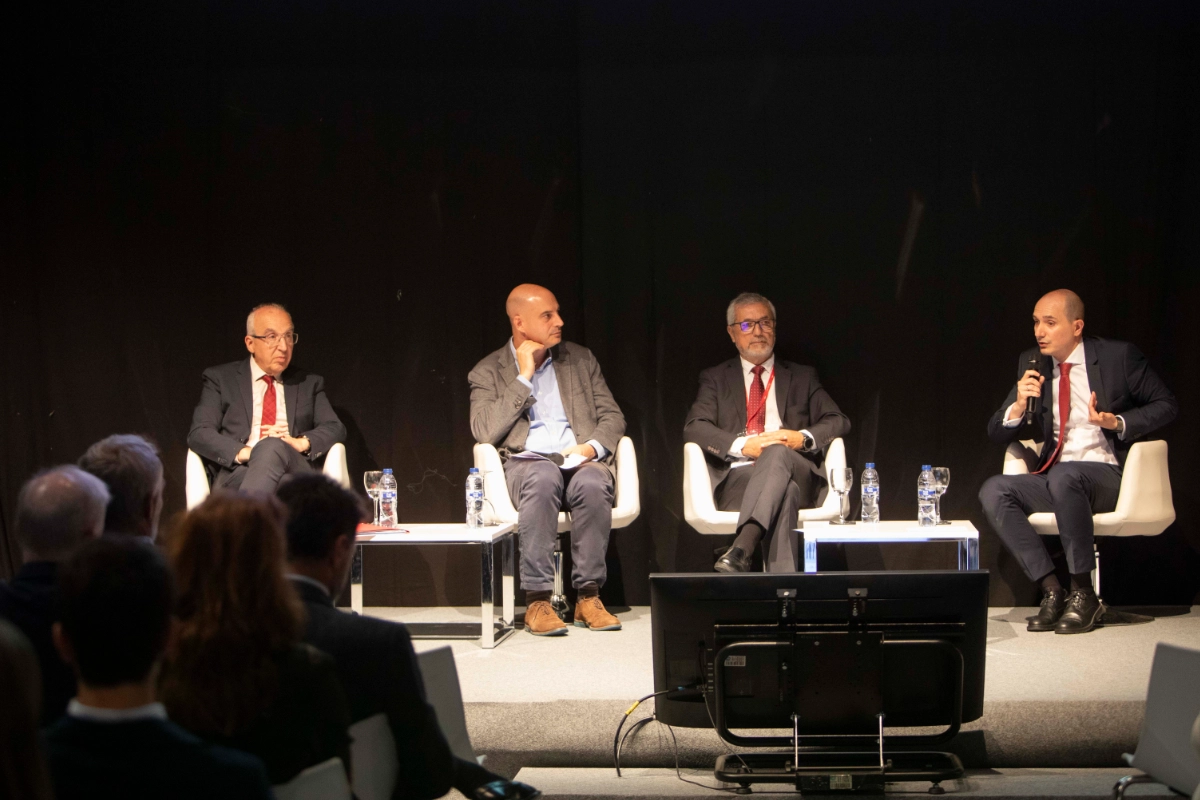 Sala de charlas con oyentes.