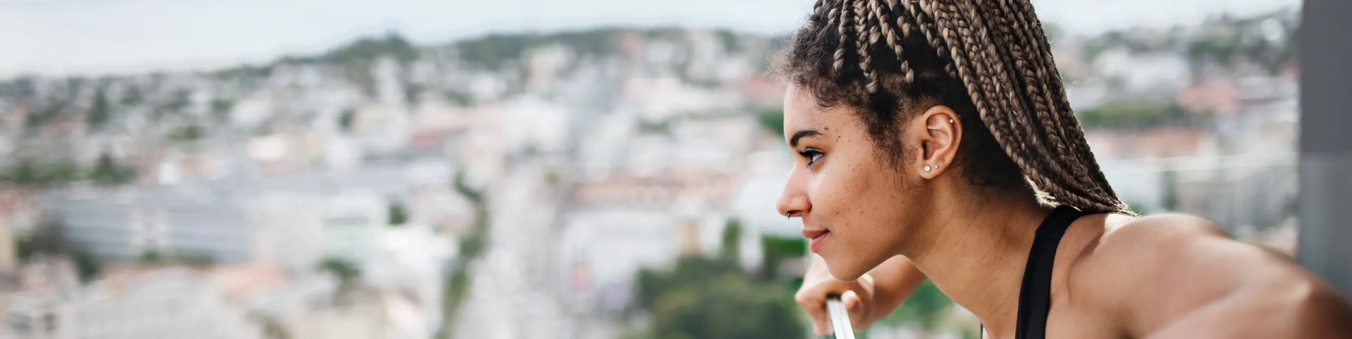 Mujer con cinta en el pelo, sentada y sonriendo.