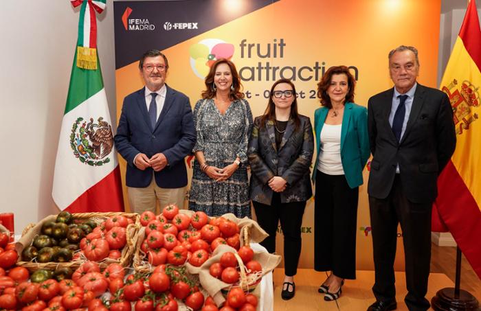 Foto presentación FA 25 Embajada Mexico