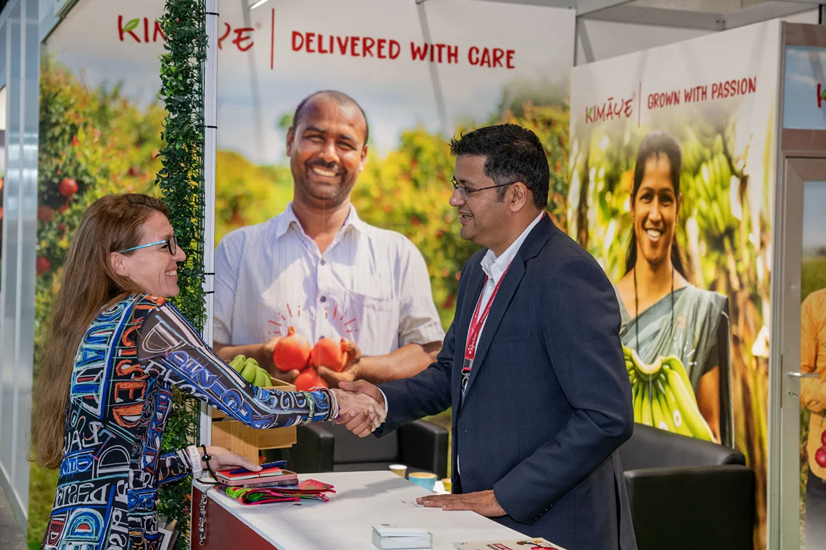 Hombre y mujer llegando a acuerdo en un stand de Fruit Attraction