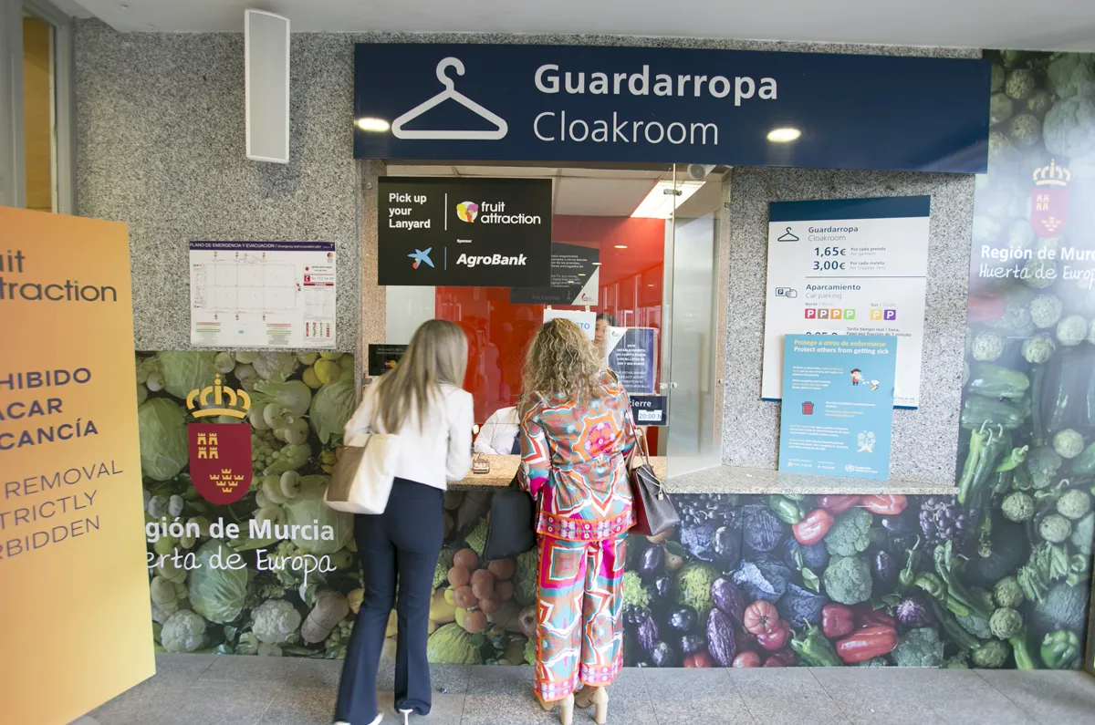 Hall de entrada a un pabellón con publicidad