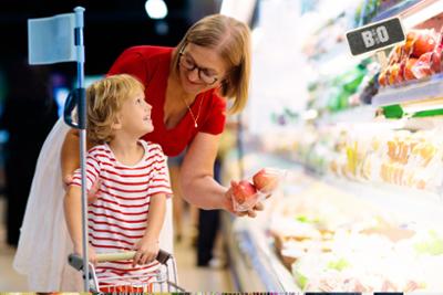 Mujer y niño de compras en el supermercado.