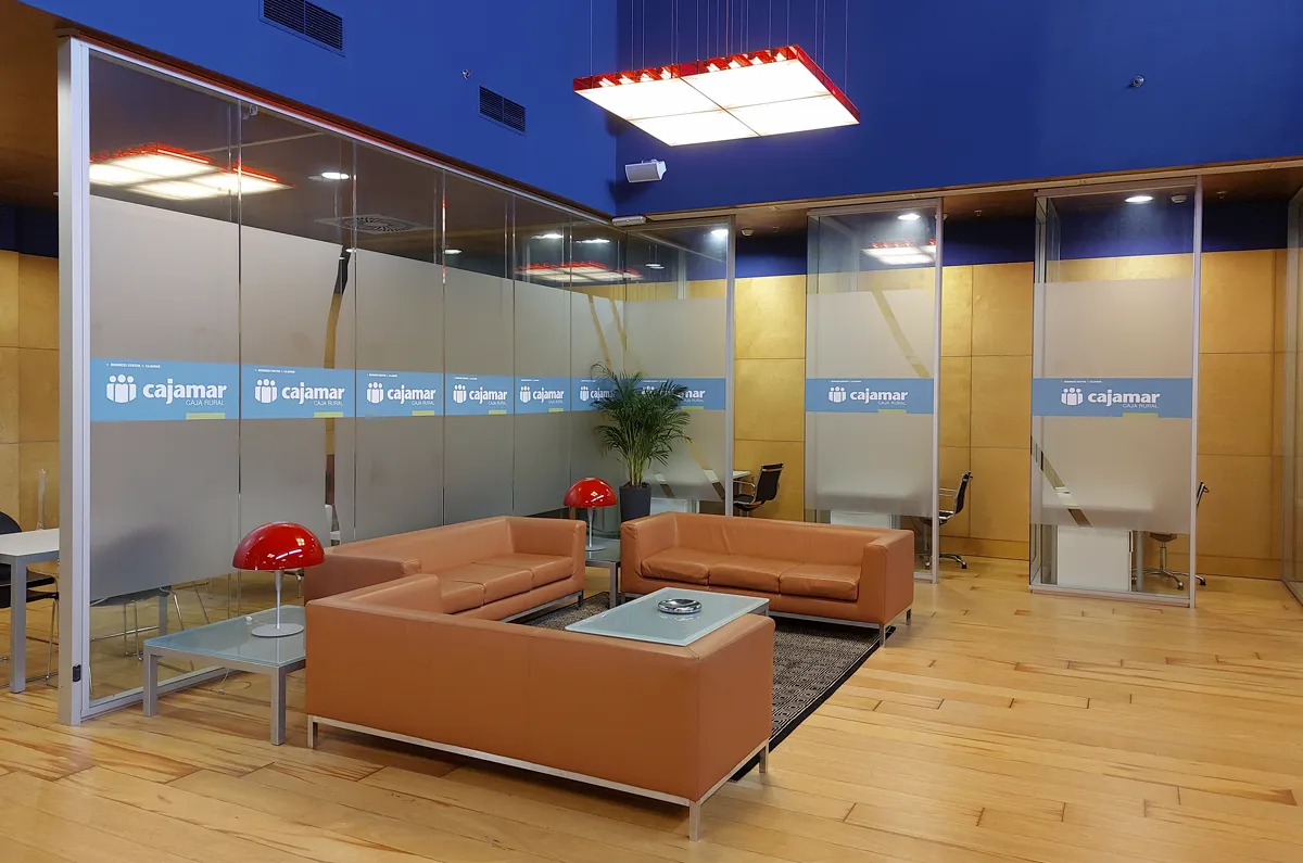 Zona con asientos del Business Center