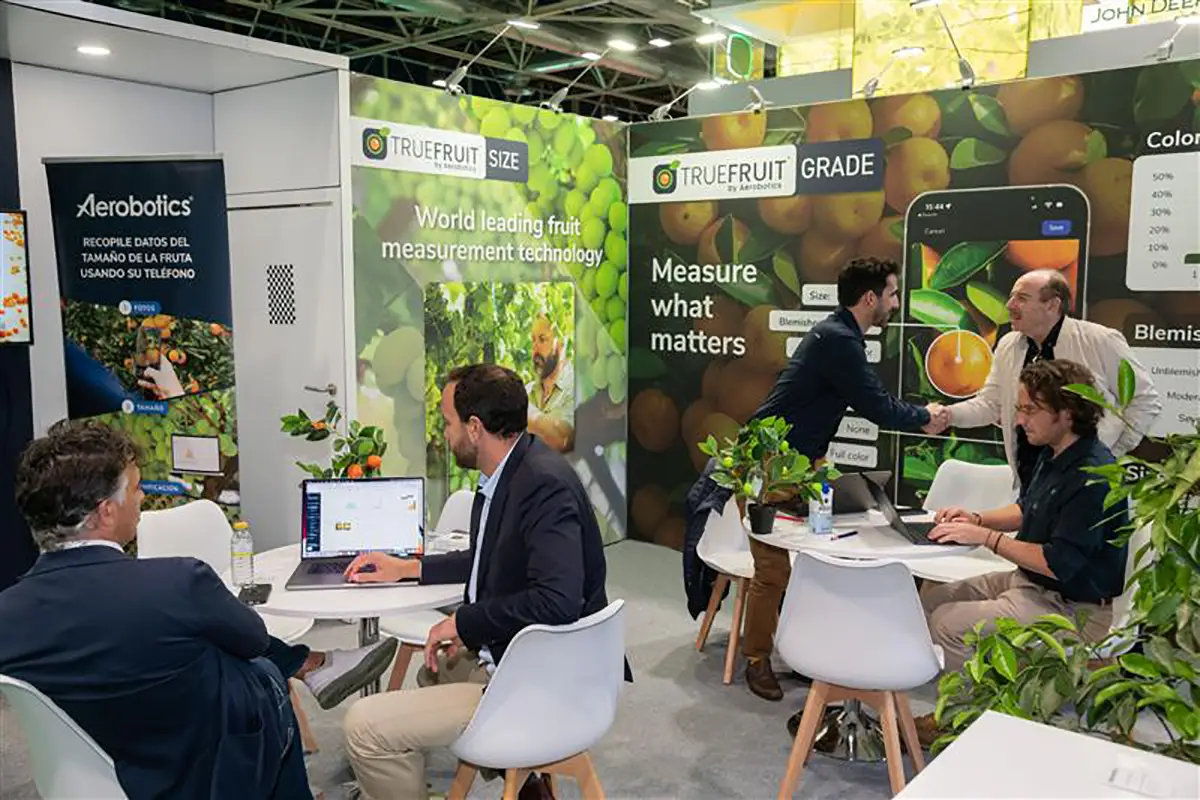 Personas en mesa junto al ordenador en Innova Tech Fruit Attraction