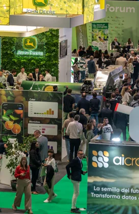 Personas en mesa junto al ordenador en Innova Tech Fruit Attraction