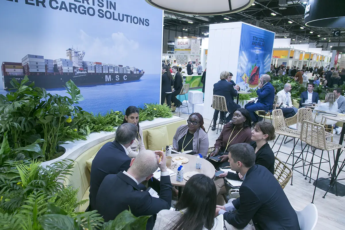 Personas en stand de Fruit Attraction