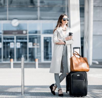 Chica esperando el tren