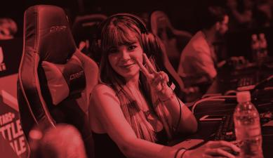 Chica jugando en los torneos Gamergy