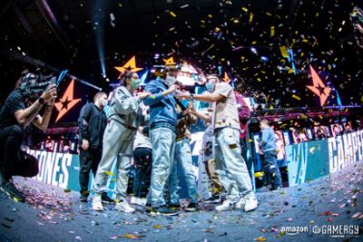 Jóvenes celebrando haber ganado una competición