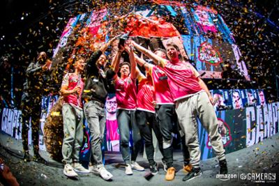 Jóvenes celebrando haber ganado una competición