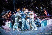 Jóvenes celebrando haber ganado una competición