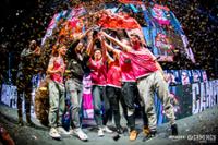 Jóvenes celebrando haber ganado una competición