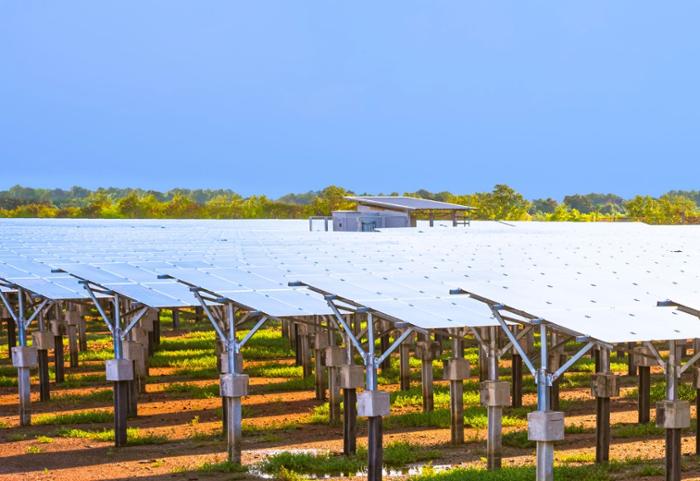 aspecto parcial de un campo con pantallas solares