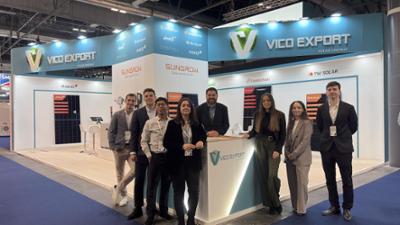 Miembros de Vico Export Solar Energy en stand en feria