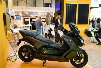 Moto eléctrica en la feria GENERA