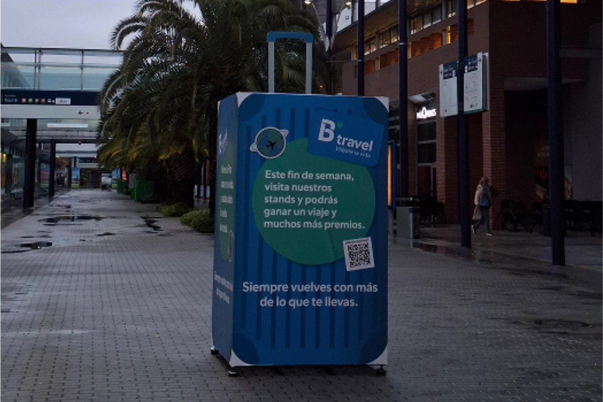 Coche estacionado con la marca del anunciante