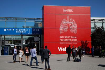 Publicidad en el vestíbulo del congreso