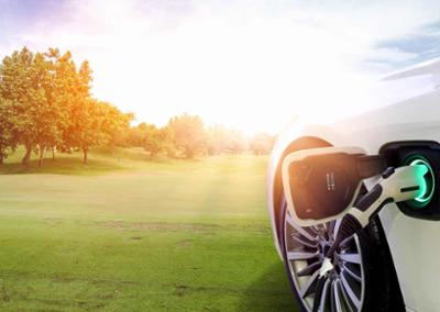 Coche eléctrico en el campo