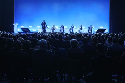 Gran Auditorio con muchas personas.