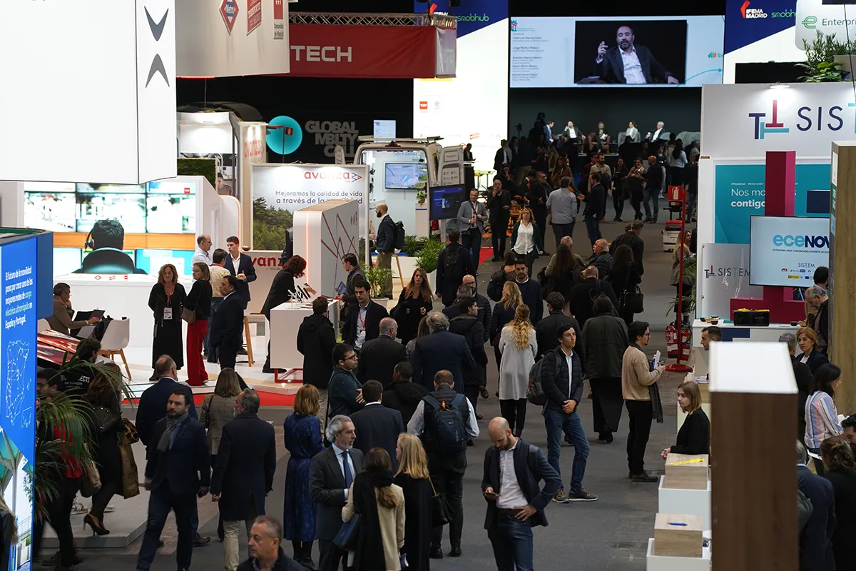 personas paseando por stands de GMC