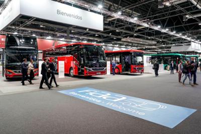 Vista general de FIAA, Feria Internacional del Autobús y del Autocar, con exposición de autobuses y autocares de última generación, visitantes profesionales y stands de fabricantes en IFEMA Madrid.
