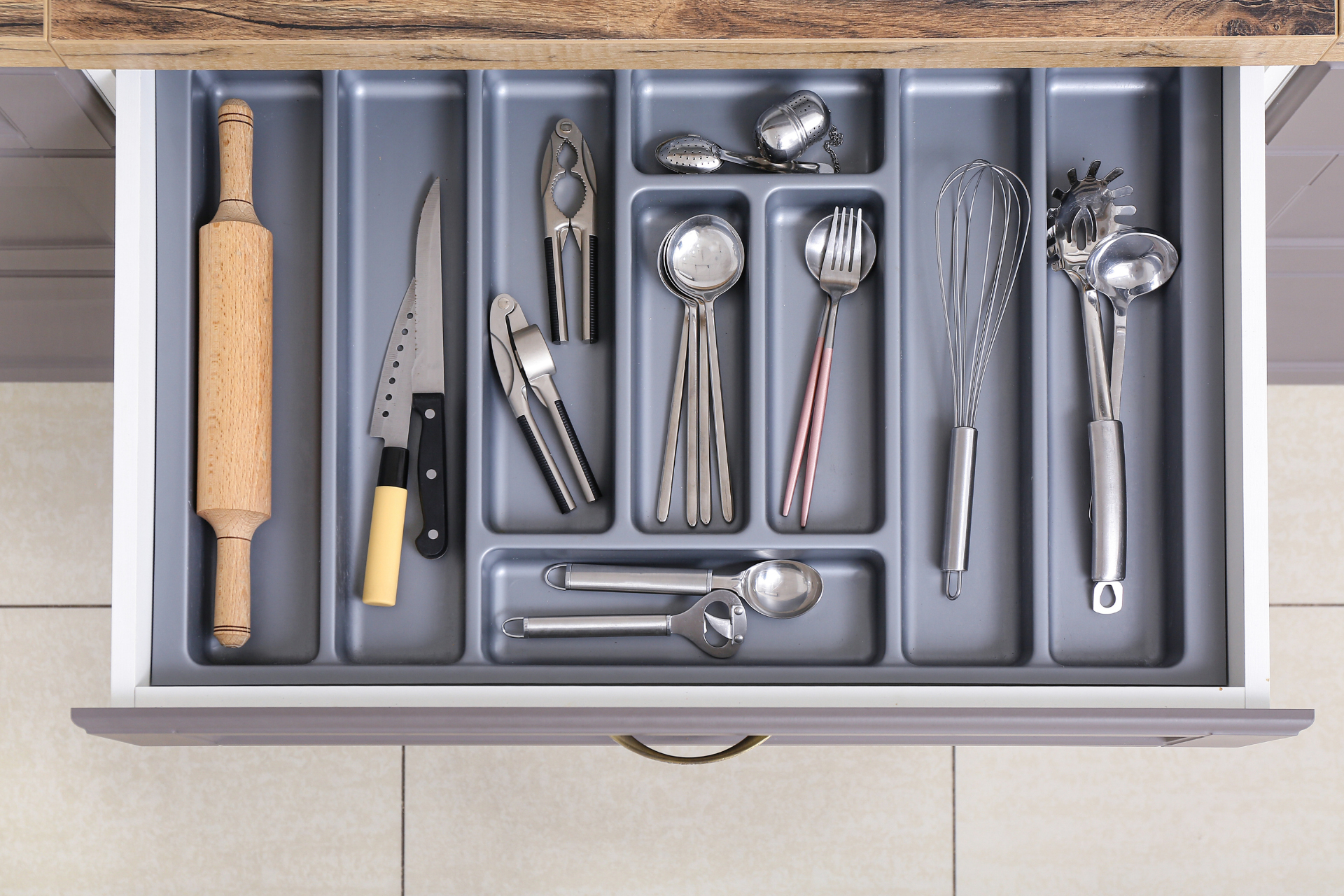 Cajón con utensilios de cocina