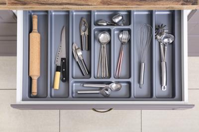 Cajón con utensilios de cocina